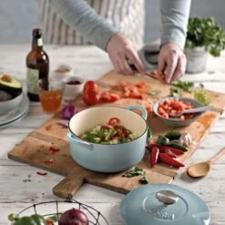 Denby Pavilion Gietijzeren Pot Rond Ø24 Cm, Lichtblauw -Huis Keuken denby gietijzeren pot rond 24 cm 6